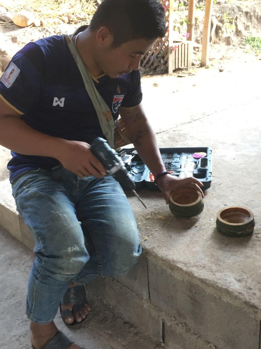 Dédé travaille le bambou- réalisation de portes savon et de gobelets