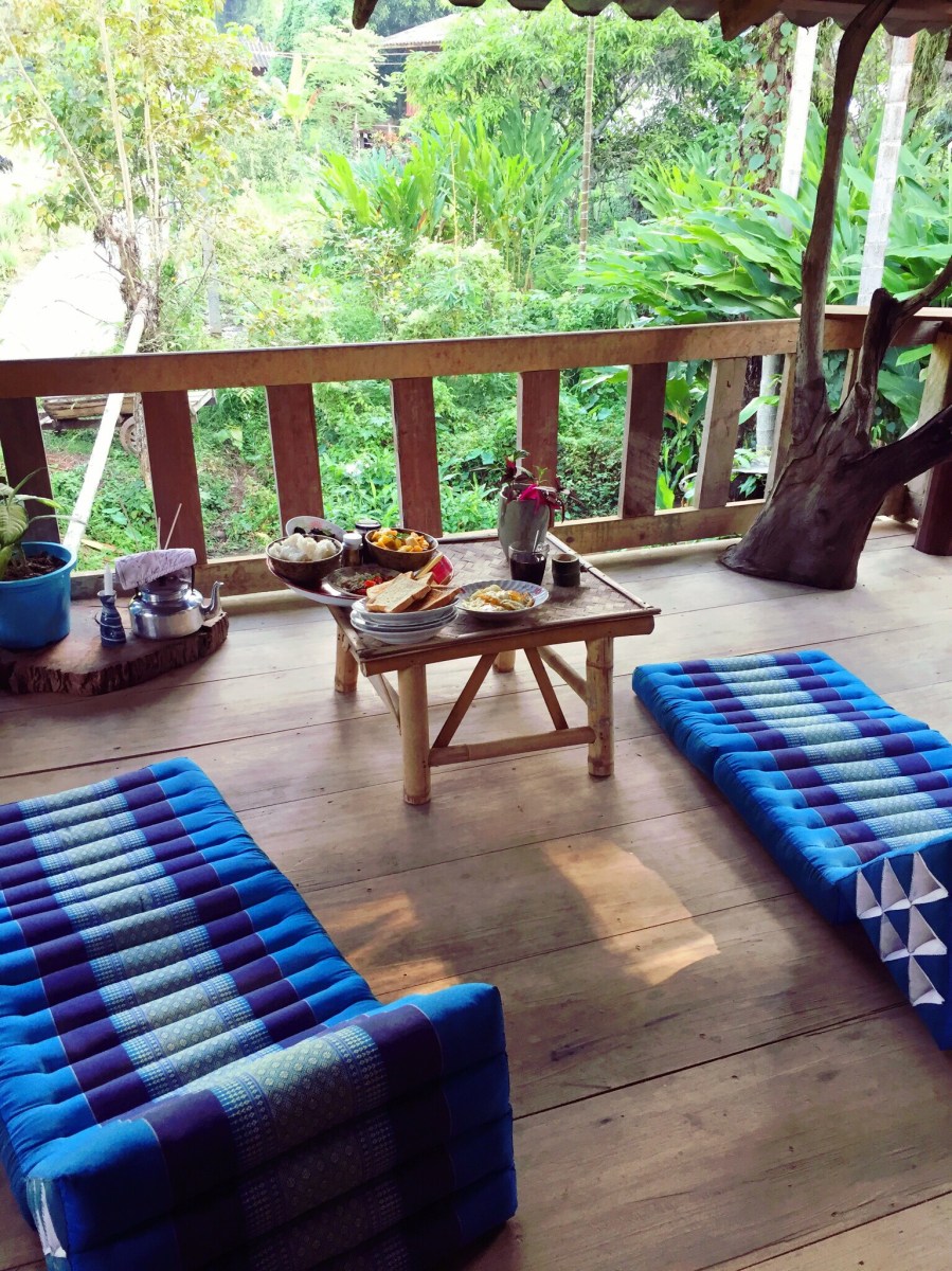 La terrasse de la homestay "la maison" et sa vue sur la végétation luxuriante du jardin. Province de Chiang Rai- Thaïlande du nord